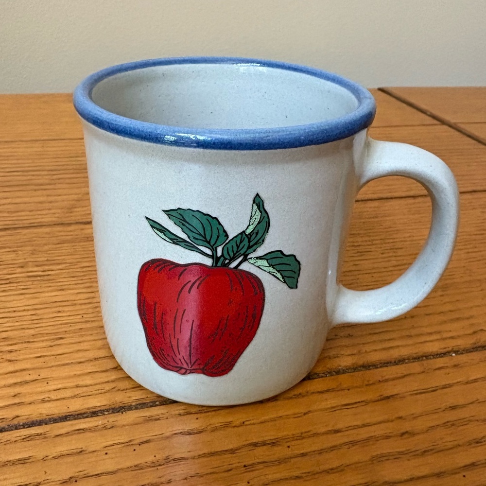 Red Wing Stoneware Pottery Vintage Apple Mug in Excellent Condition